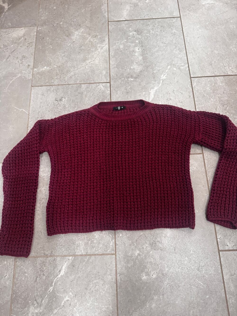 Girls FBZ chunky burgundy cropped sweater, size XL
